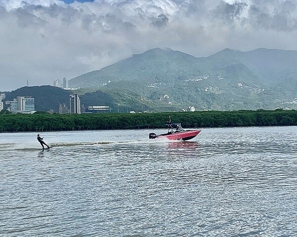 即使冬天仍有民眾在練習水上滑板。圖／攝自周希雯