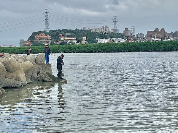 不少長者站在岸邊的消波塊上釣魚。圖／攝自周希雯