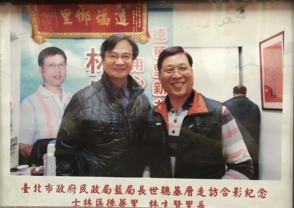 民政局局長來訪合影。王靜渝攝