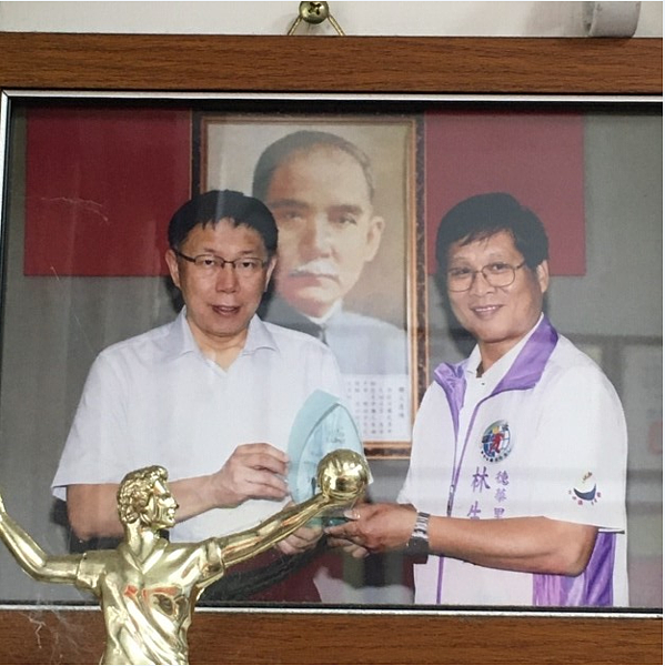里長獲頒獎項。王靜渝攝