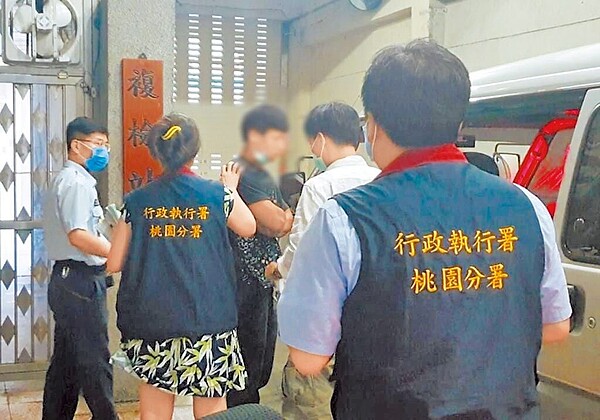 李姓男子(中)居家檢疫期間4度外出遭罰百萬,日前車禍摔車,申請寬限分期,獲行政執行署桃園分署同意。(翻攝照片/賴佑維桃園傳真)