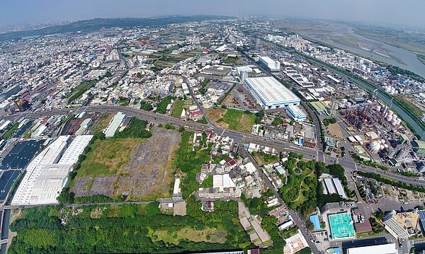 高雄市都市計畫委員會今天通過將林園區五福里沿海路一段南側緊鄰林園工業區的3.4公頃土地變更為產業園區。圖/都發局提供