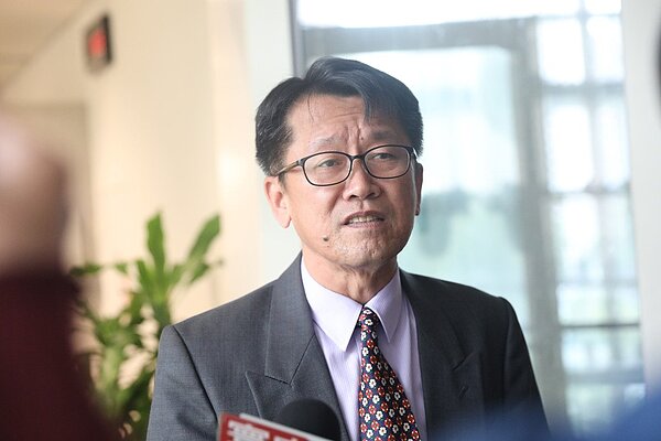 台中市勞工局長吳威志遭爆料與已婚飯店高階女主管,利用上班時間頻繁出入台中市區多家摩鐵,大搞婚外情。今天下午他正式向市長盧秀燕提出辭呈,已獲市長同意,自12月18日正式離職。圖/台中市新聞局提供