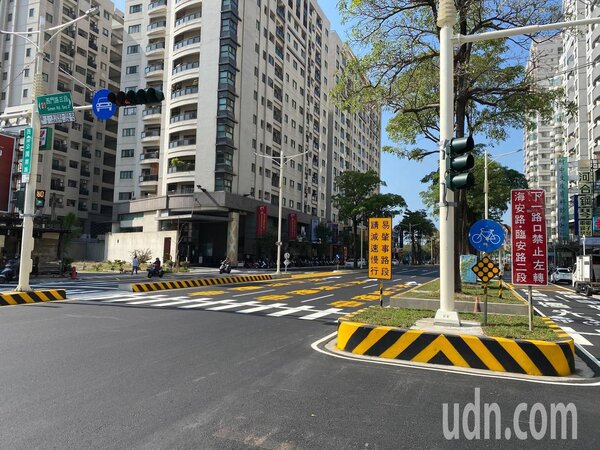 台南市北區公園南路（西門路到海安路段）的內側快車道已更改為禁行機慢車。圖／台南市交通局提供