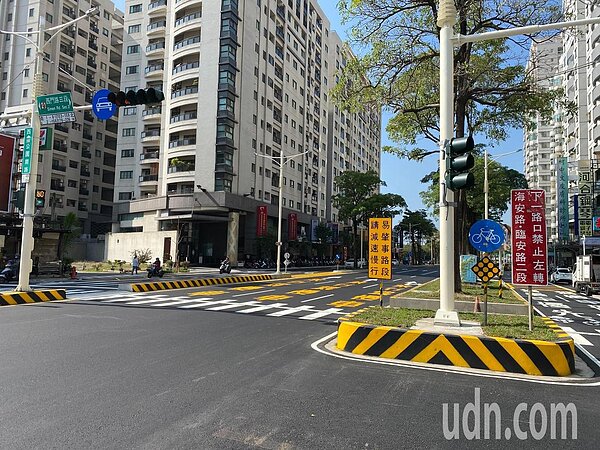 台南市北區公園南路(西門路到海安路段)的內側快車道已更改為禁行機慢車。圖/台南市交通局提供