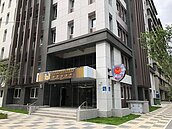 新穎南港派出所揭牌　門面有如好鄰居店面