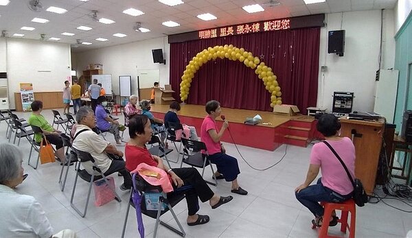 長者們聚在里民活動中心高唱卡拉OK。里長張永棟提供