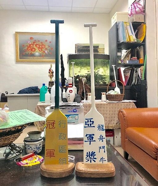 龍舟槳造型的獎盃。黃庭侑／攝