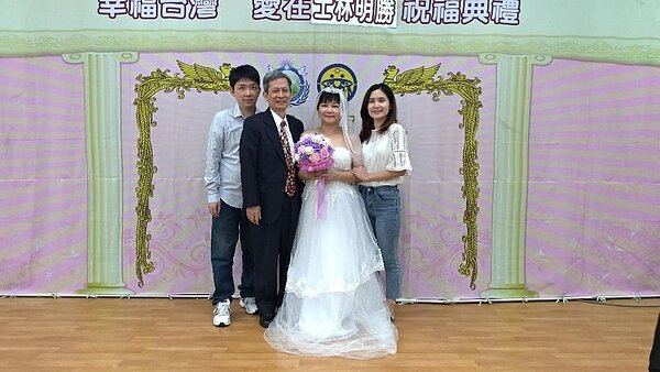 夫妻換上西裝和婚紗，重溫年輕時的幸福。里長張永棟提供