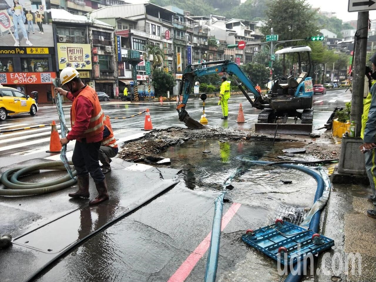 基隆爆大水管5行政區4萬戶停水減壓受影響，晚間6時修好。記者游明煌／攝影