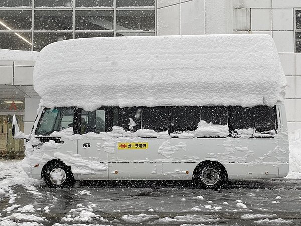 日本一家滑雪場的巴士遭逢大雪，竟然積出「第二層」座位。圖／擷取自twitter
