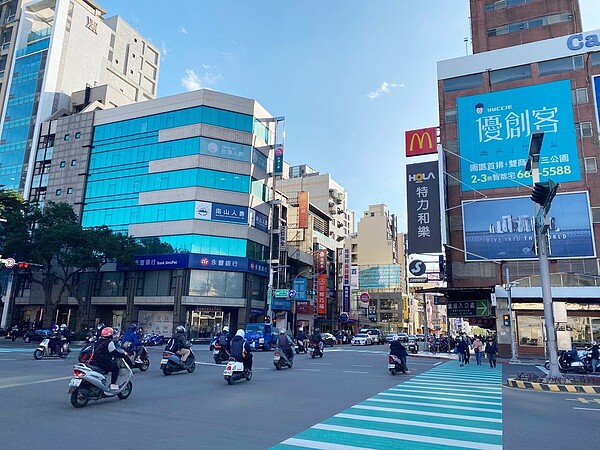 位於光明六路與縣政九街交叉路口的銀行，再度蟬聯新竹縣地王寶座。圖／縣府提供