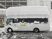 新潟大雪積出巴士車頂成「二層座位」　網笑：冷氣開很強喔