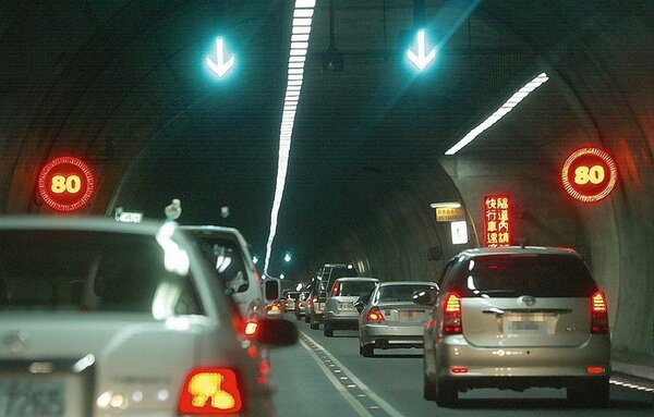 雪隧北向路段試辦「慢速車示警系統」，一旦車速低於六十五公里，將透過資訊可變標誌顯示「慢速車後四碼車號」。示意圖。本報資料照片 