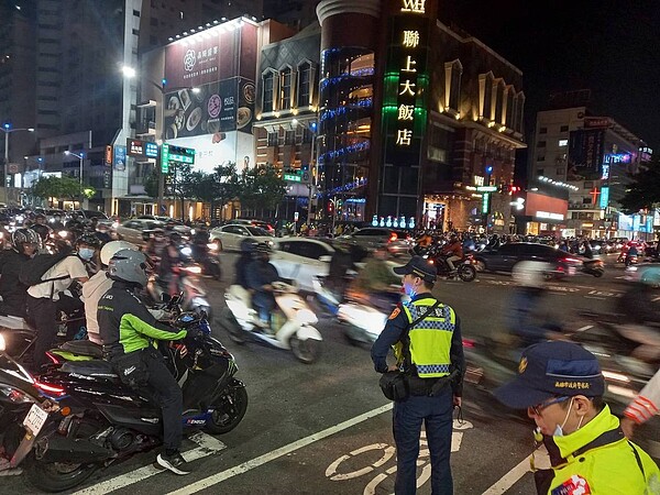 台灣機車路權促進會今晚分北、中、南，在板橋、台中、高雄三地展開「待轉大富翁」行動。記者邱奕能／攝影 