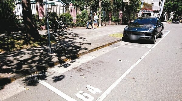 停管處未來擬在市內685格時段性禁止停車車格內,設置智慧化開單暨收費系統。圖/北市停管處提供