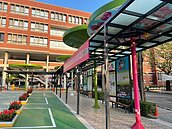 每天上百班次進入大學　特地設計長廊式候車亭