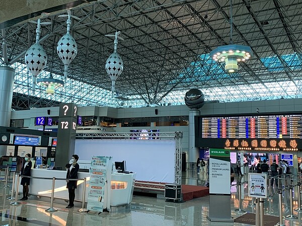 受疫情衝擊,桃園國際機場今年3月以後,旅客量每個月都以幾千人計算,場面冷清。 記者楊文琪/攝影