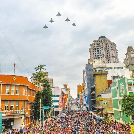 新竹市政府元旦升旗典禮,5架幻象戰機,以大雁隊形震撼衝場。圖/中時報系資料照