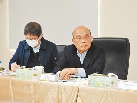 行政院長蘇貞昌(右)昨日到嘉義縣馬稠後產業園區,聽取嘉義縣產業現況簡報。(張毓翎攝)