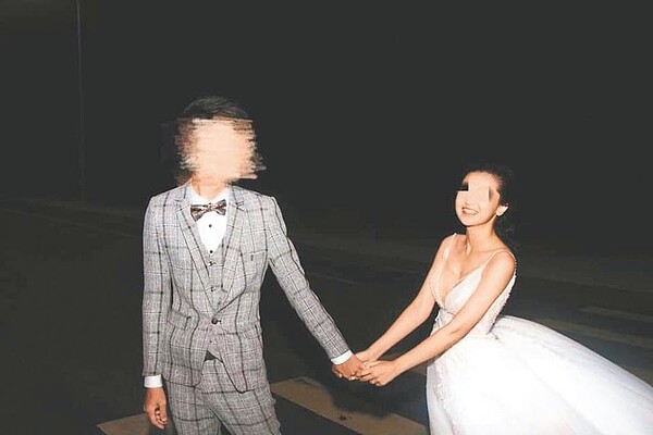 新人拍攝的婚紗照品質慘不忍睹,被朋友戲稱是靈異照片、像冥婚的感覺。(翻攝照片/林郁平台北傳真)