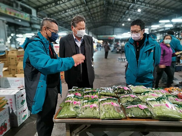 農業局長蔡精強日前率隊前往台中果菜批發市場。圖/台中市政府提供