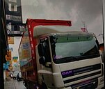 施工縮減車道　店家招牌卡大車