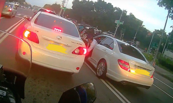 騎士目擊TOYOTA副駕駛座亂丟垃圾，一旁的賓士哥直接撿起垃圾，丟回副駕駛座，霸氣行為讓網友大讚。 圖／摘自爆料公社