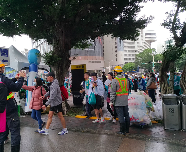 許多民眾跑完全程後，抵達台北田徑場終點，仍將口罩拿掉，並沒有落實起跑、終點都戴上口罩，是否恐成防疫破口？柯文哲上午表示，「大部分(戴口罩)啦！」記者林麗玉／攝影