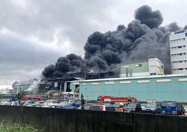 桃園市旭富製藥廠爆炸起火,大火濃煙非常猛烈,附近居民聽到大小爆炸聲驚恐,形容「聽到好像炸彈爆炸聲」。圖/讀者提供