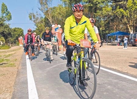 萬金糖鐵自行車道20日啟用，屏東縣長潘孟安與自行車友團及部落客進行首發踩線。（潘建志攝）