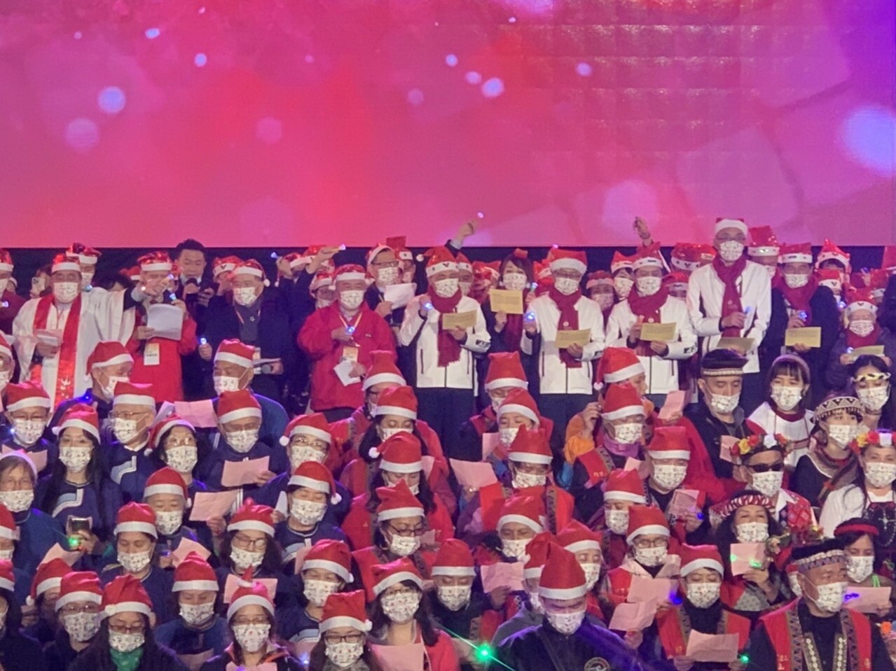 新北歡樂耶誕城平安晚會昨晚登場,新北市長侯友宜(上中)帶領各局處首長、29區長與教友們一起報佳音,祈求平安度過新的一年。記者張睿廷/攝影