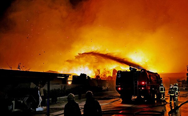 桃園蘆竹區旭富製藥工廠昨驚傳爆炸,大火雖已控制,但火勢延燒至隔壁桃園紙廠倉庫,熊熊火焰照亮夜空,入夜後消防員仍持續灑水灌救。記者侯永全/攝影
