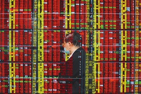 台股來到高檔，日前包括台灣綜合研究院創辦人劉泰英等人示警台股可能有崩盤危機，但市場仍看好科技股。圖為台股開盤交易。（本報資料照片）