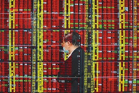 台股來到高檔,日前包括台灣綜合研究院創辦人劉泰英等人示警台股可能有崩盤危機,但市場仍看好科技股。圖為台股開盤交易。(本報資料照片)