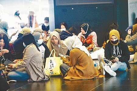 勞動部次長林三貴20日表示,印尼跟台灣都有興趣就印尼家庭看護工薪資、零付費議題洽談,年底前已約定初步會談時間。圖為假日在台北車站的印尼移工。(陳信翰攝)