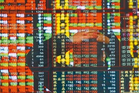 美聯準會(Fed)救經濟,左手印鈔票、右手狂降息,拜登勝選後,預期美中貿易戰可望緩和,熱錢流向非美貨幣,疫苗可望在2021年施打,都讓美元貶值難抑。(本報資料照片)