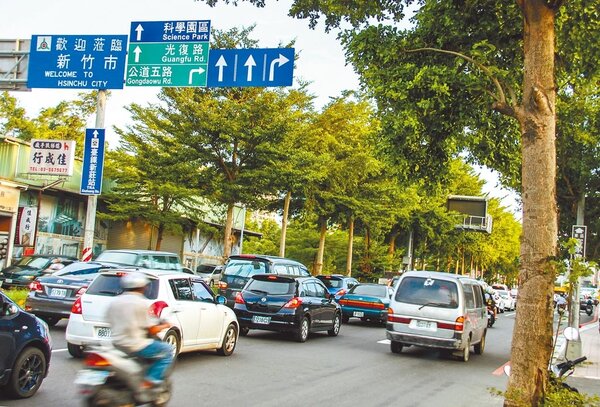 竹北市自強南路到新竹市慈雲路進園區做智慧交控，讓竹科人上下班平均減少4分鐘。（羅浚濱攝）