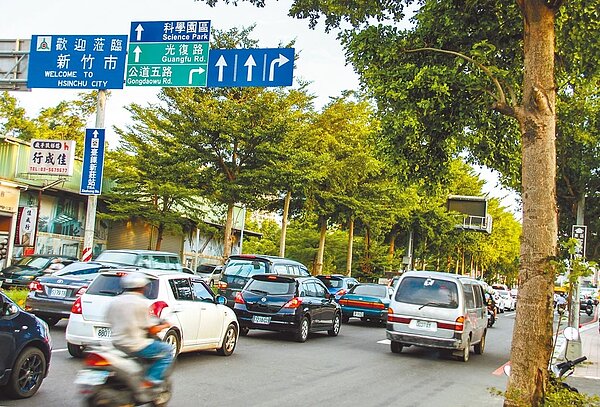竹北市自強南路到新竹市慈雲路進園區做智慧交控,讓竹科人上下班平均減少4分鐘。(羅浚濱攝)