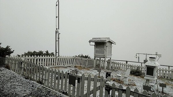 氣象局玉山站降雪。圖/中央氣象局提供