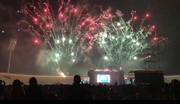 彰化縣府舉辦「彰化之光強勢回歸演唱會」,恢復施放480秒燦爛煙火,台下上萬人不畏寒風盡情吶喊。圖/彰化縣政府提供