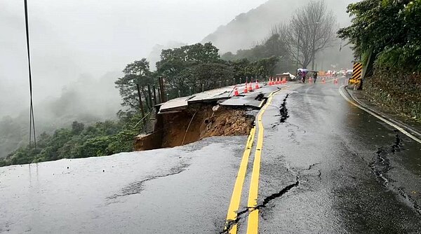 陽金公路新北市金山區下磺溪路段,20日下午發生邊坡坍方,交通中斷。記者邱瑞杰/翻攝