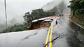 陽金公路邊坡坍方雙向不通　陽明山、金山交通幹道中斷