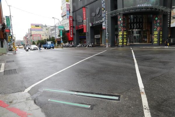 中西區中山路與西華南街口的智慧安全路口啟用。圖／台南市交通局提供