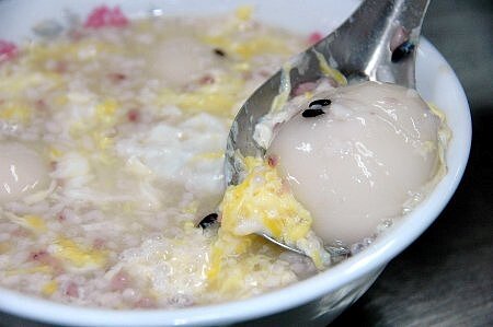 以酒釀湯圓為特色的八棟圓仔湯。圖/截自八棟圓仔湯臉書專頁