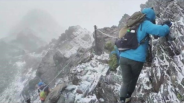 超過3000公尺以上高山,夜間氣溫皆在攝氏0度以下,由於結冰比積雪更危險,玉山國家公園啟動雪季管制。圖/玉管處提供