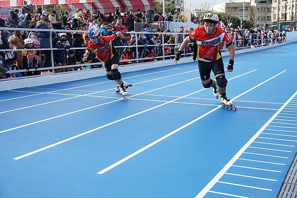 新竹縣首座符合國際標準的200公尺競速滑輪溜冰場啟用。圖/新竹縣政府提供