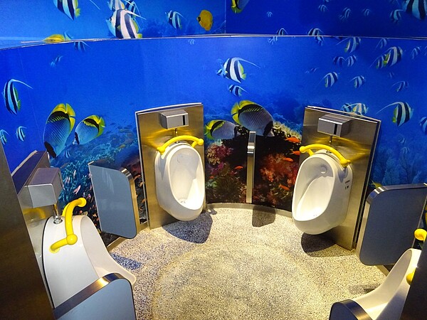 中友百貨各樓層廁所規劃不同主題，更曾在2013年獲英國網站票選為世界十大精彩廁所。圖／台中市政府提供