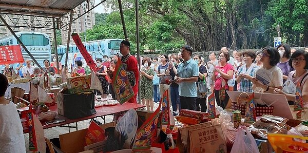 郭肇富在中元節與里民一同 拜拜。/里長郭肇富提供