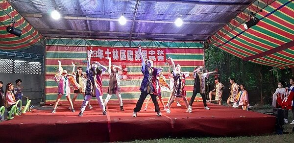 郭肇富在中秋晚會安排各類舞蹈助興。 /里長郭肇富提供